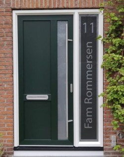 Raamfolie verticaal huisnummer en naam